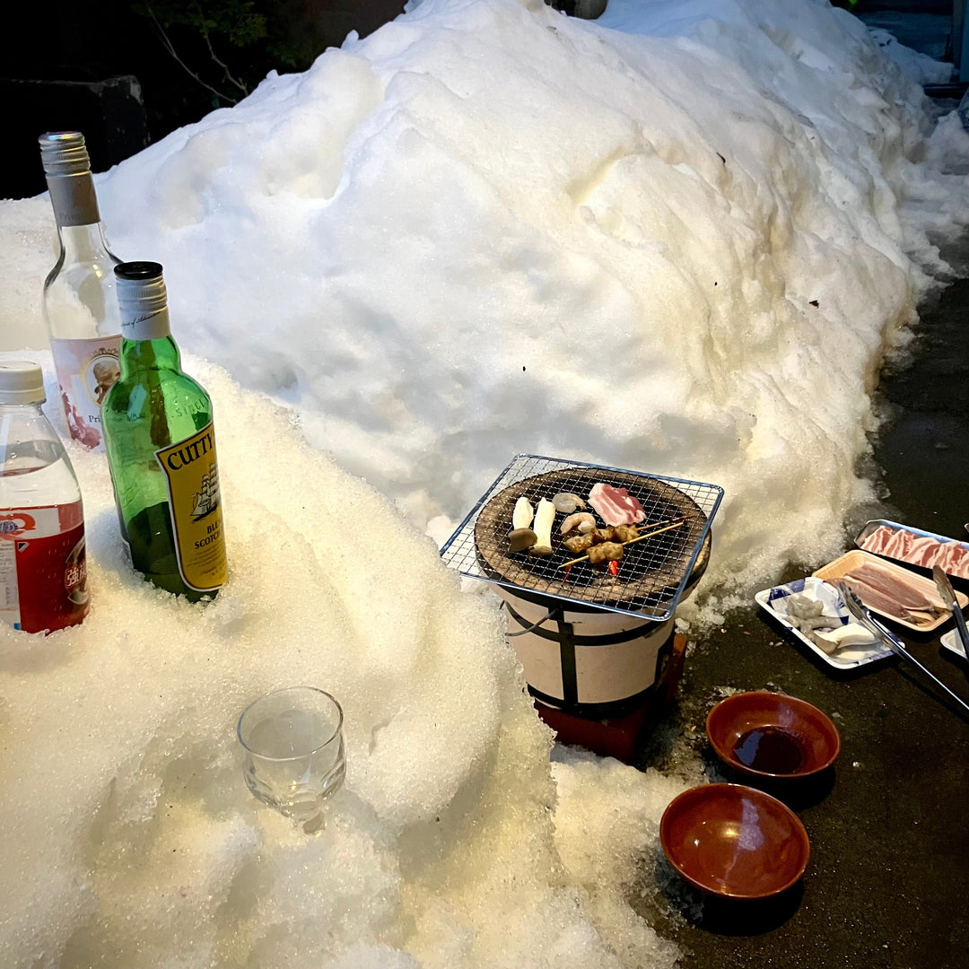 雪の中の七輪。サイコー。