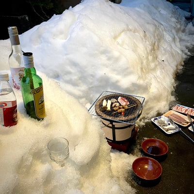 雪の中の七輪。サイコー。